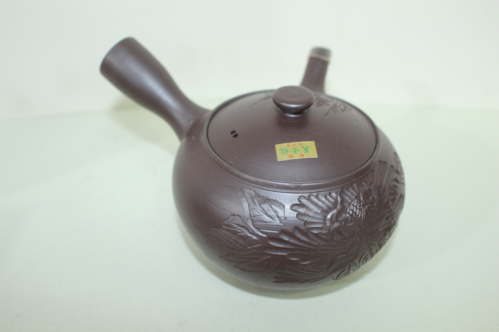 중형크기의 자사도자기 음각화문 다관