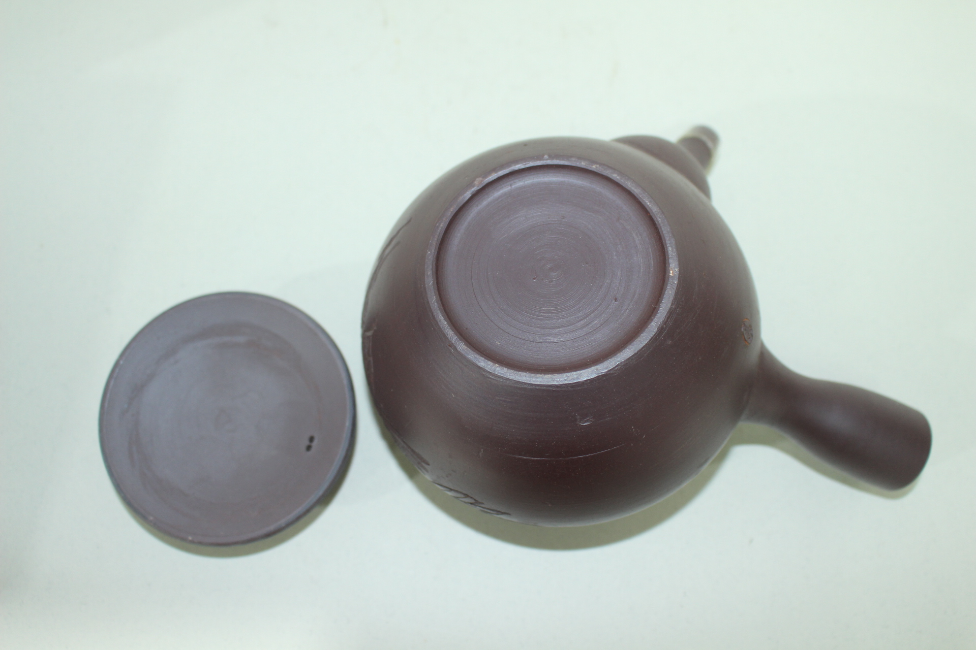 중형크기의 자사도자기 음각화문 다관