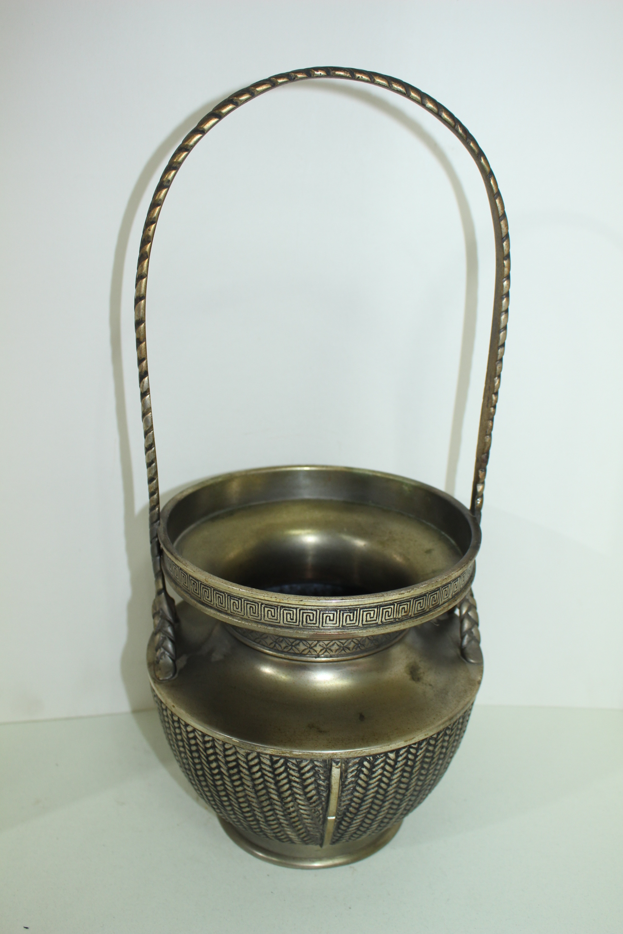 묵직한 청동으로된 작가의 수결이 있는 화도용 화병