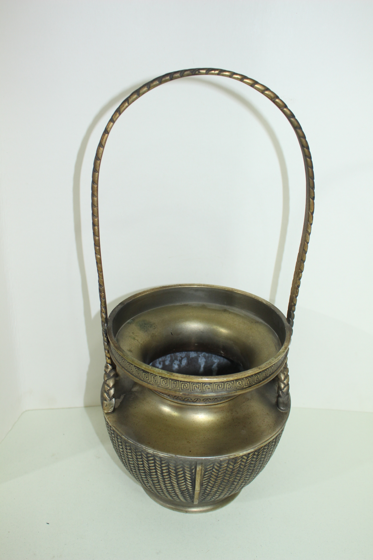 묵직한 청동으로된 작가의 수결이 있는 화도용 화병