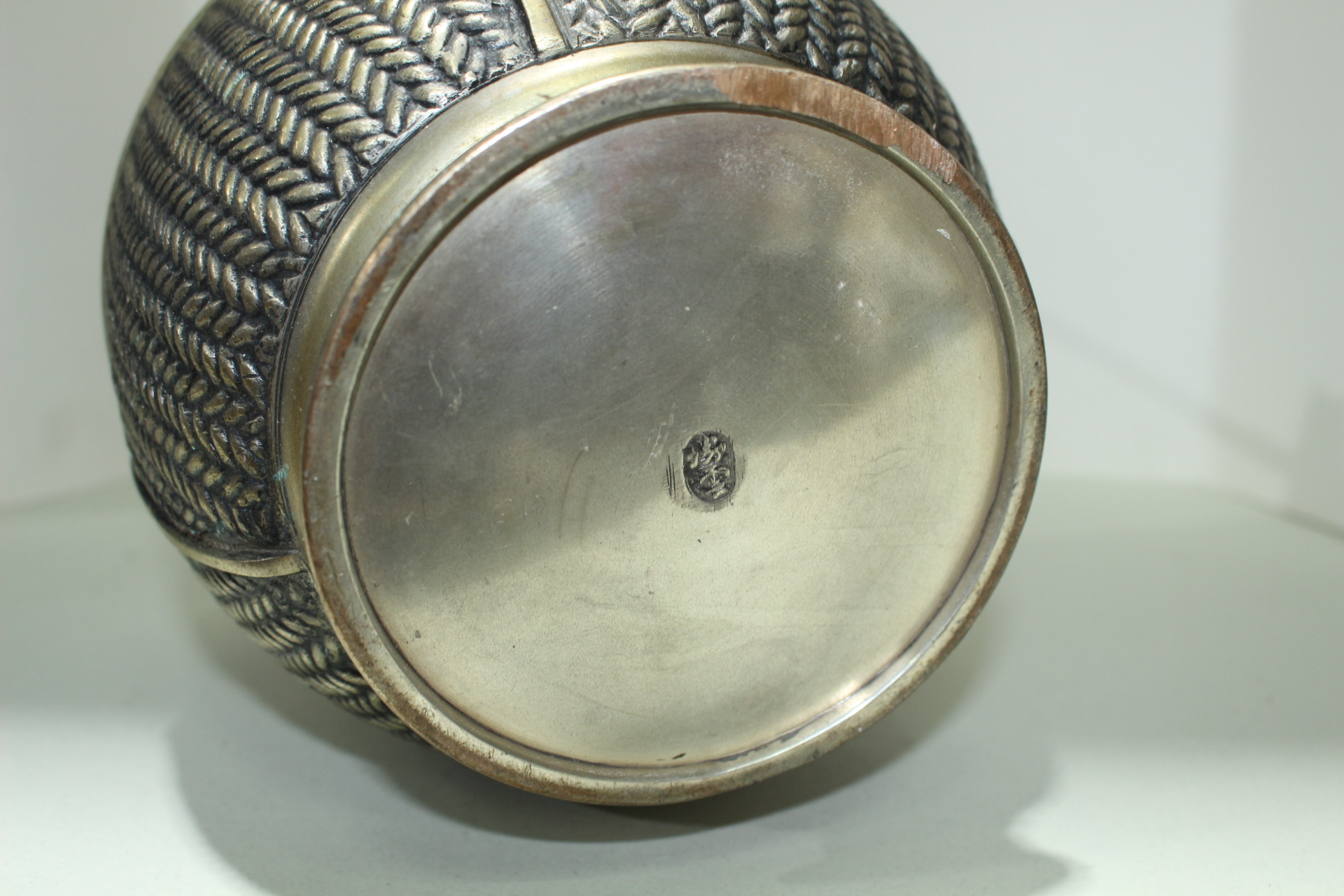 묵직한 청동으로된 작가의 수결이 있는 화도용 화병