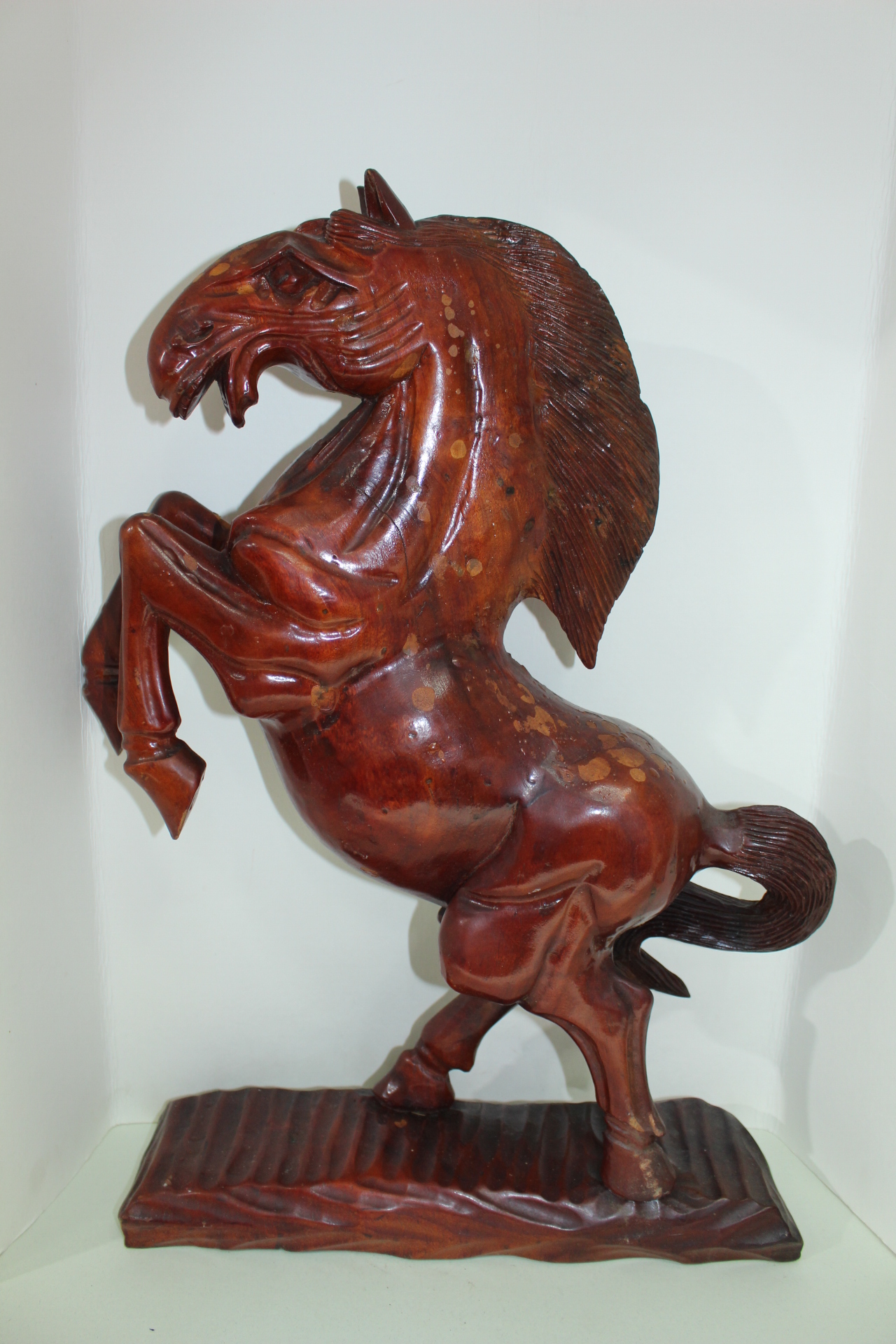 대형크기의 나무로된 말 조각상