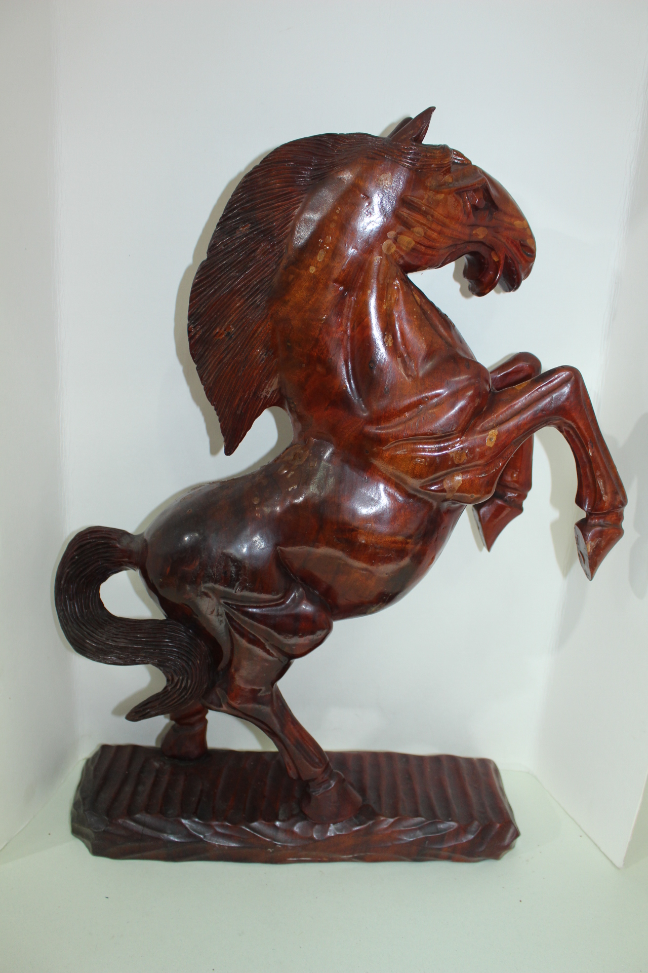 대형크기의 나무로된 말 조각상