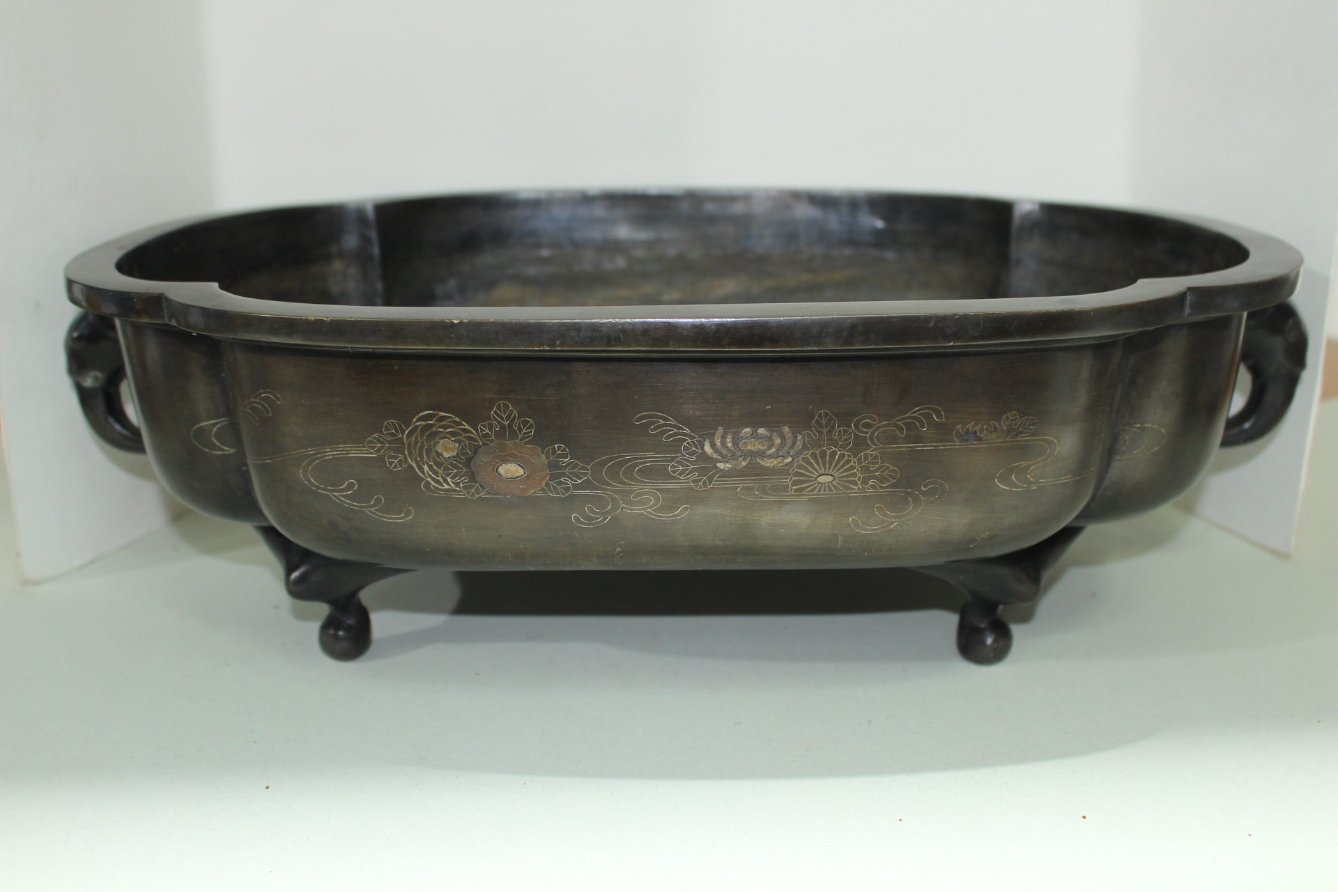 아주묵직한 청동에 은입사화문조각된 사족 수반