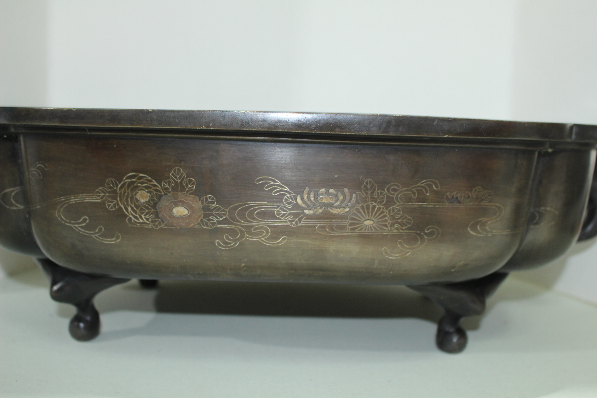 아주묵직한 청동에 은입사화문조각된 사족 수반