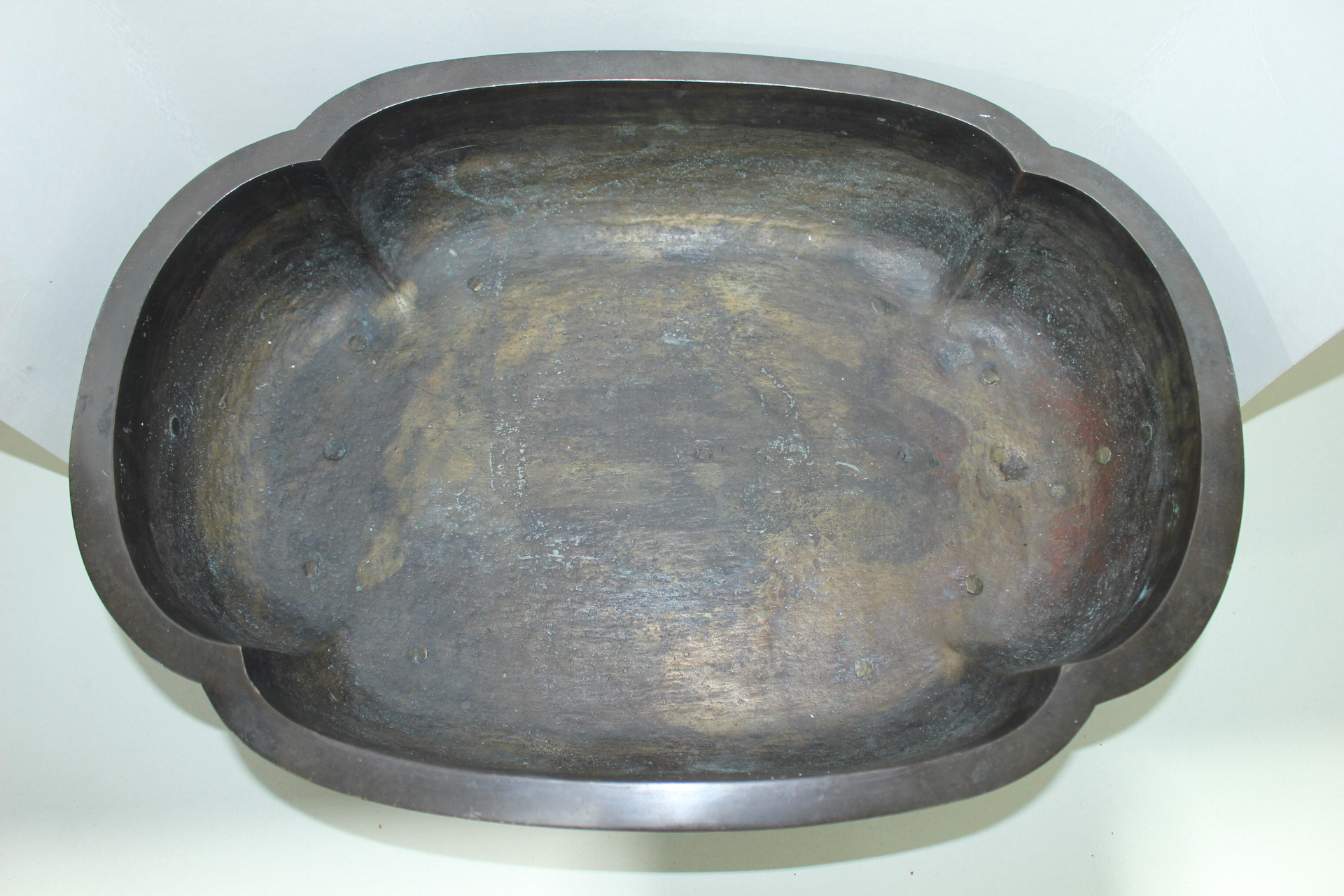 아주묵직한 청동에 은입사화문조각된 사족 수반