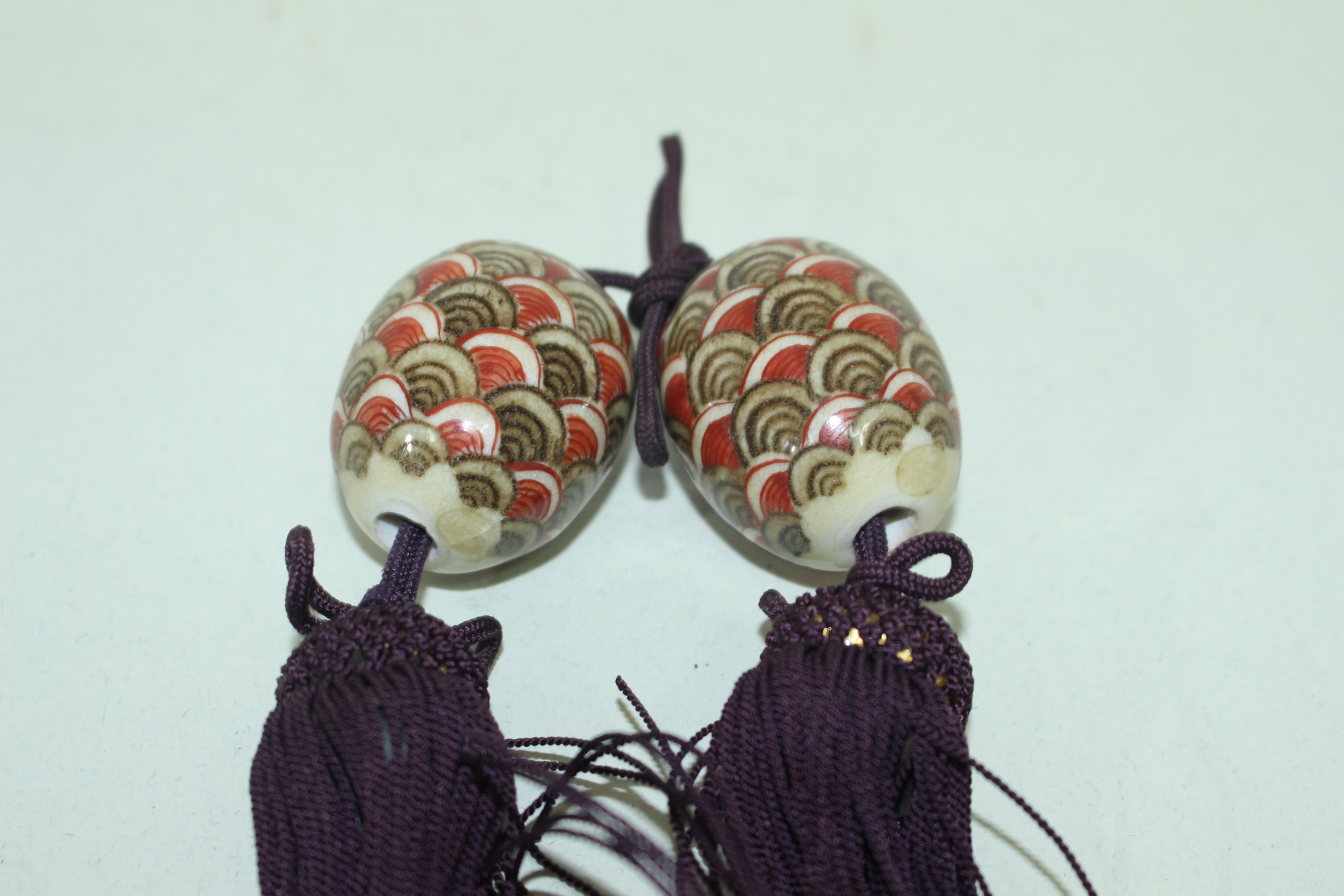 연대가좋은 청자파도문 추 1쌍