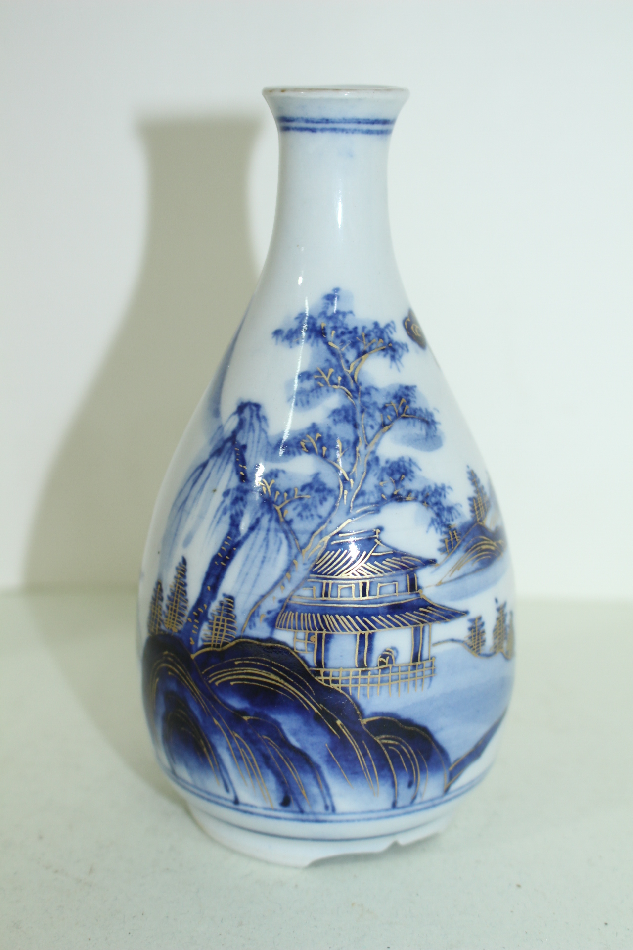 100년이상된 고구다니 청화백자금채산수문 주병