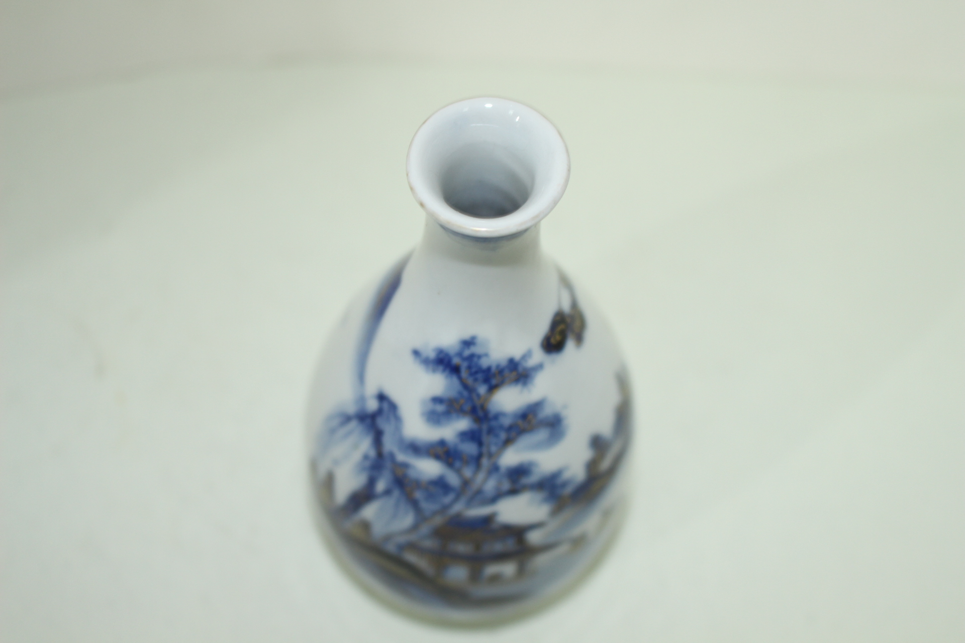 100년이상된 고구다니 청화백자금채산수문 주병