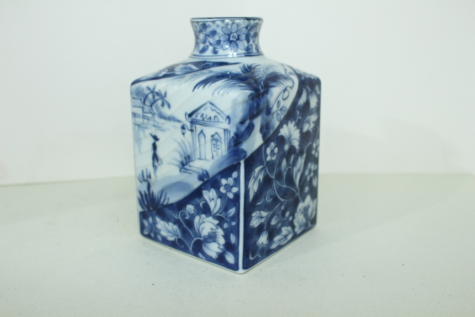 이마리 청화백자 산수여인문 사각호