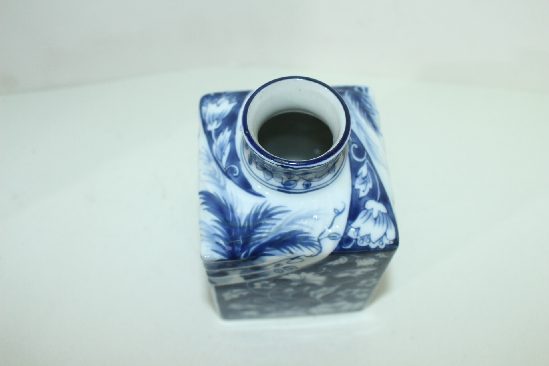 이마리 청화백자 산수여인문 사각호