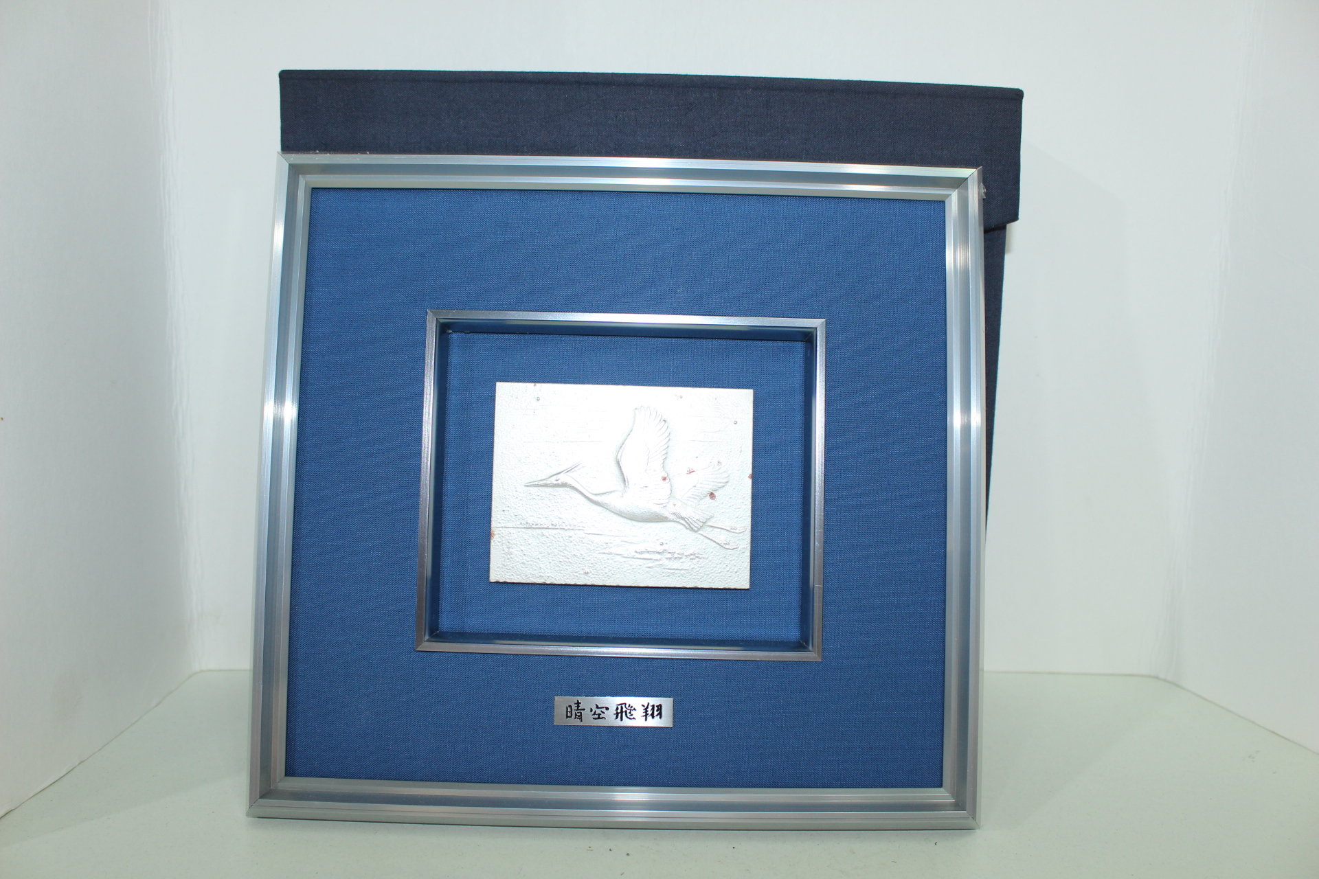 새가 양각조각된 액자 작품