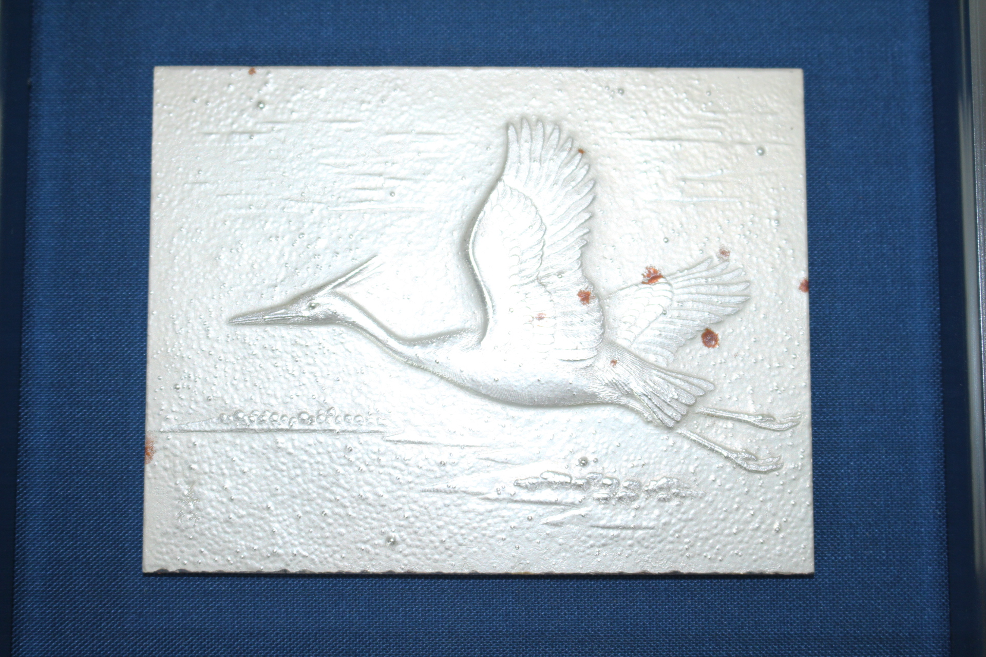 새가 양각조각된 액자 작품