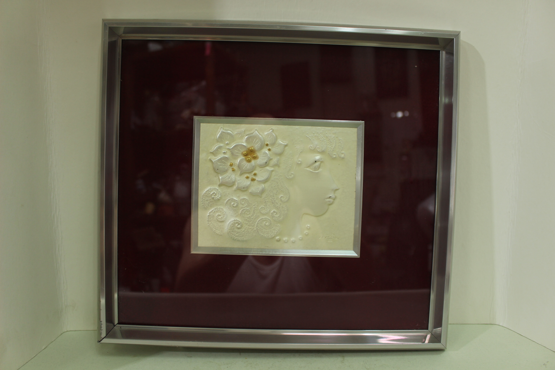 작가의 작품인 순은 양각여인조각 액자