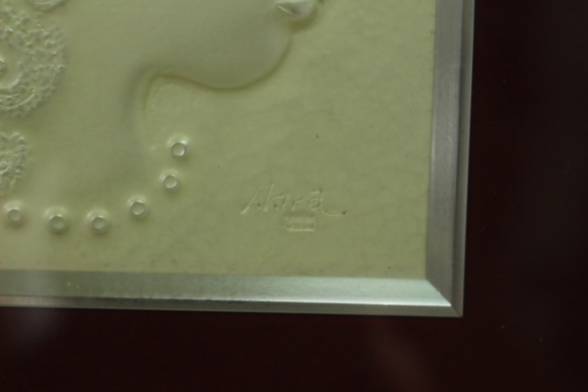 작가의 작품인 순은 양각여인조각 액자