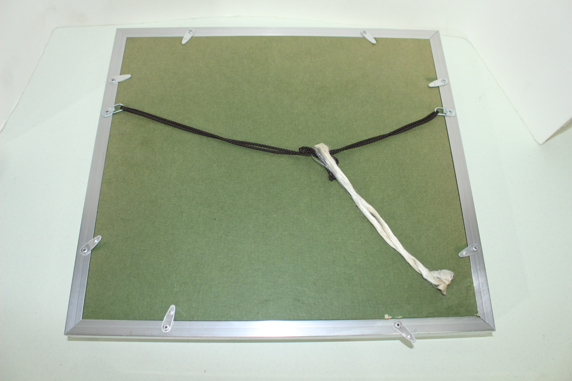 작가의 작품인 순은 양각여인조각 액자