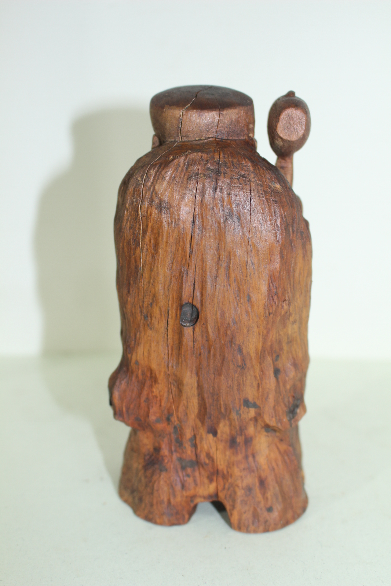 나무를 통으로 조각한 도인 조각상