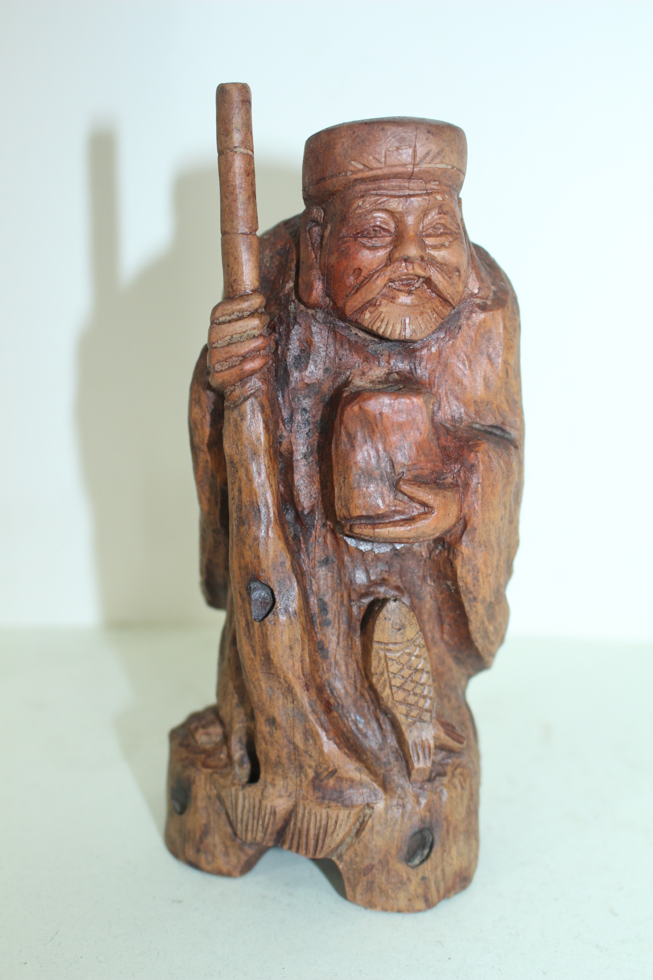 나무를 통으로 조각한 도인 조각상