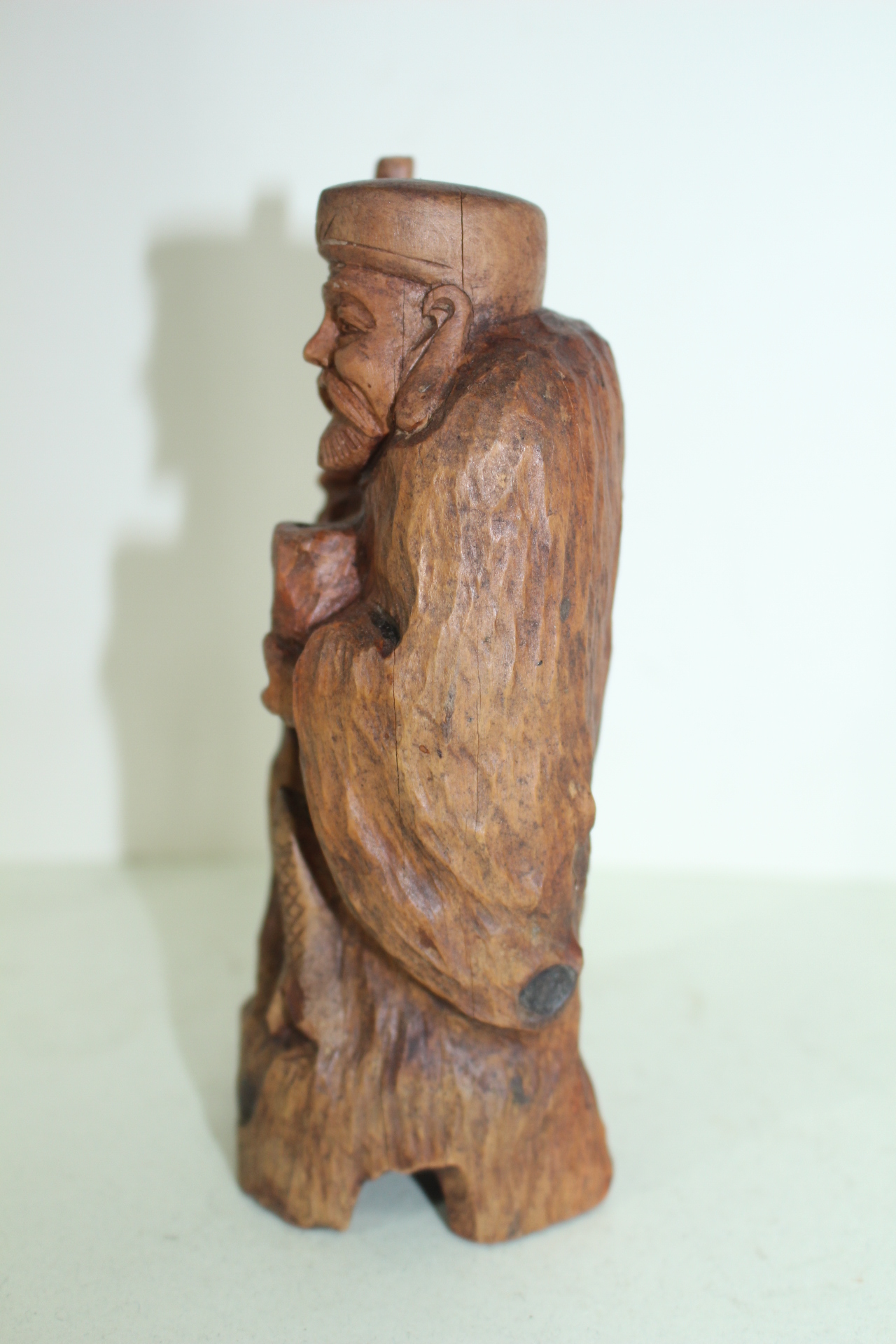 나무를 통으로 조각한 도인 조각상