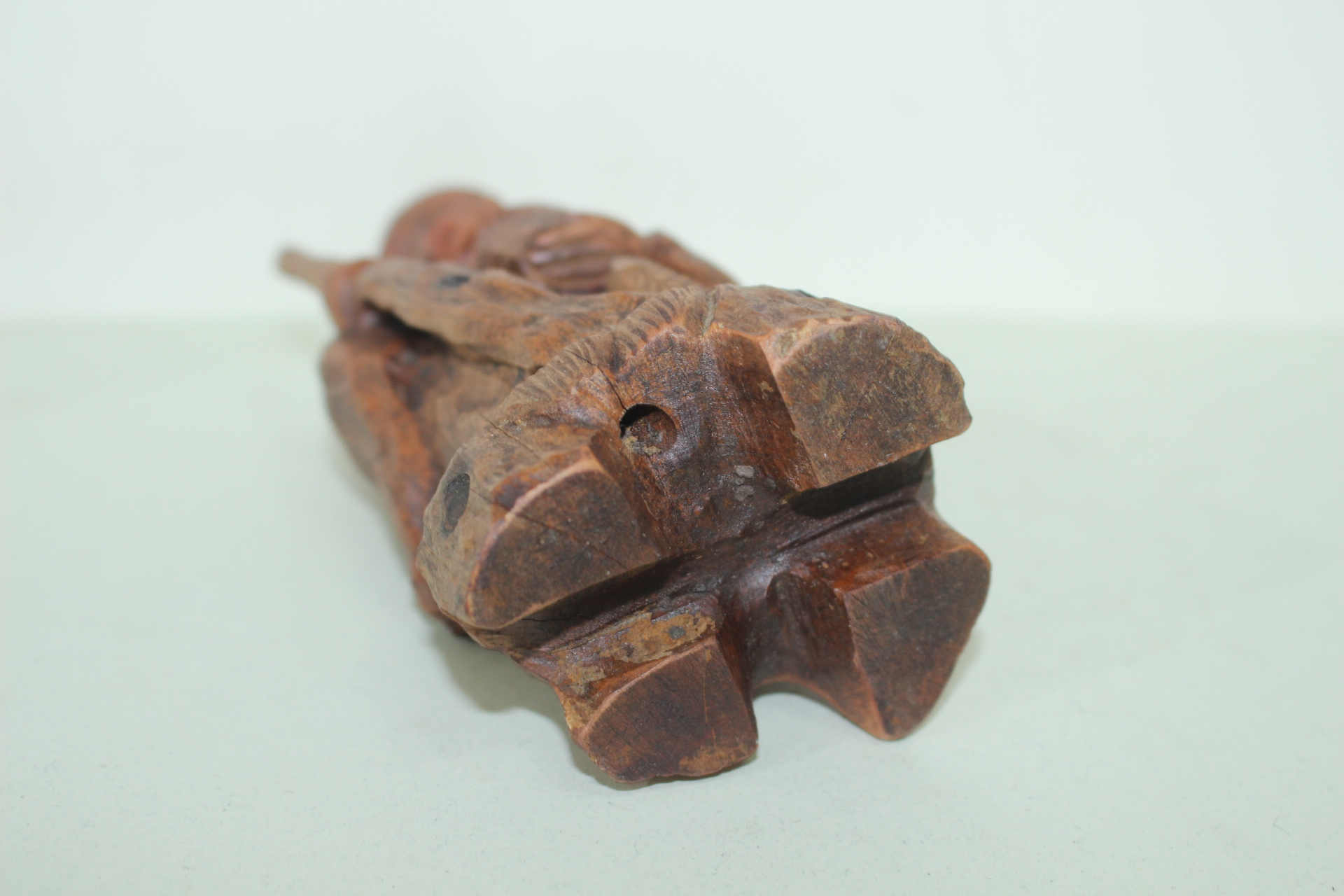 나무를 통으로 조각한 도인 조각상