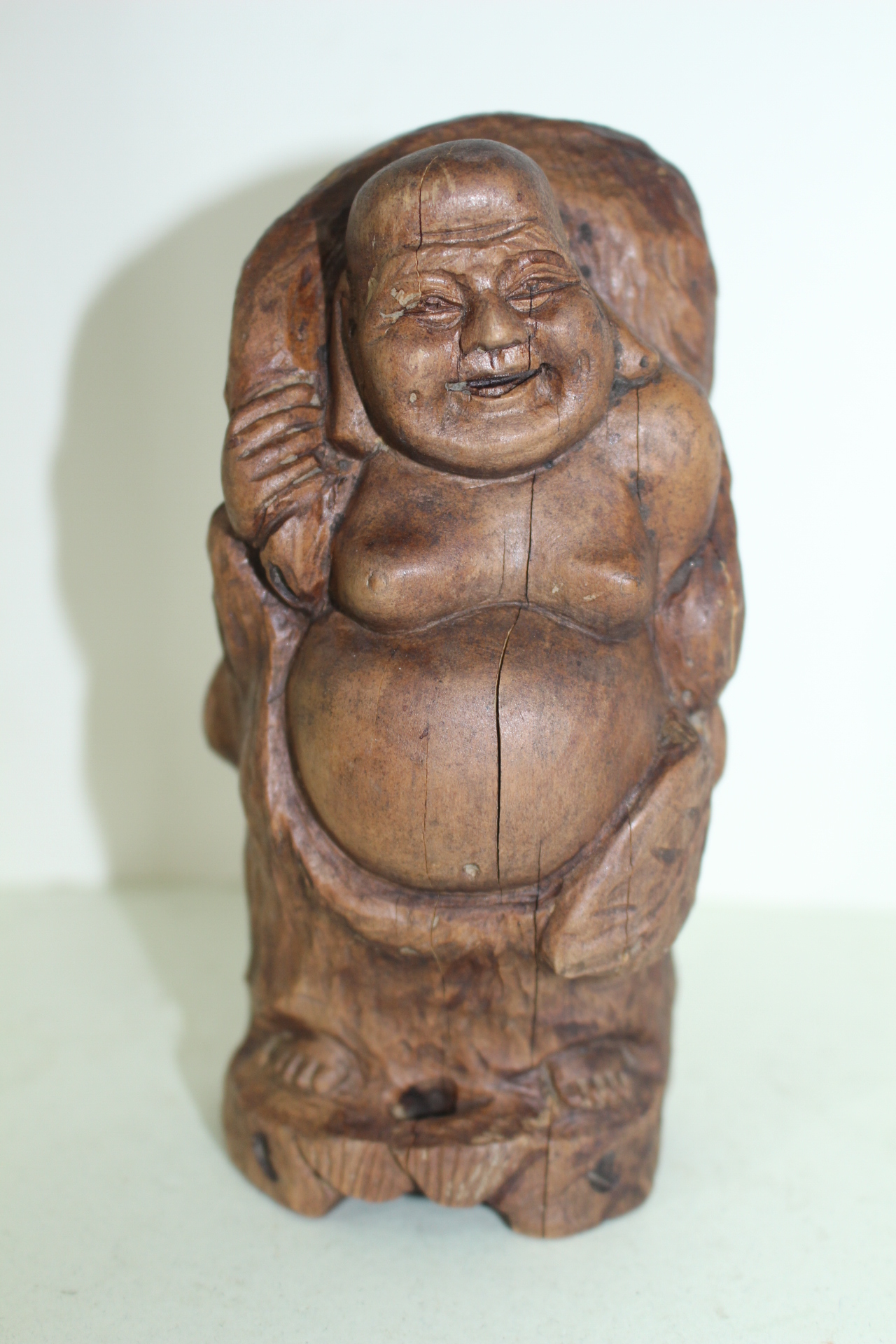 나무를 통으로 조각한 도인 조각상