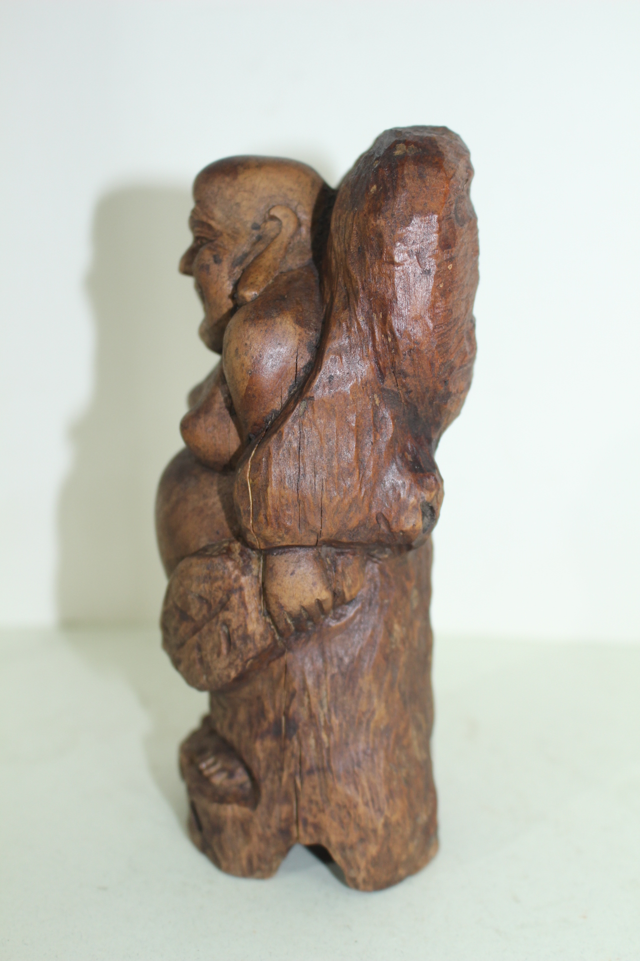 나무를 통으로 조각한 도인 조각상