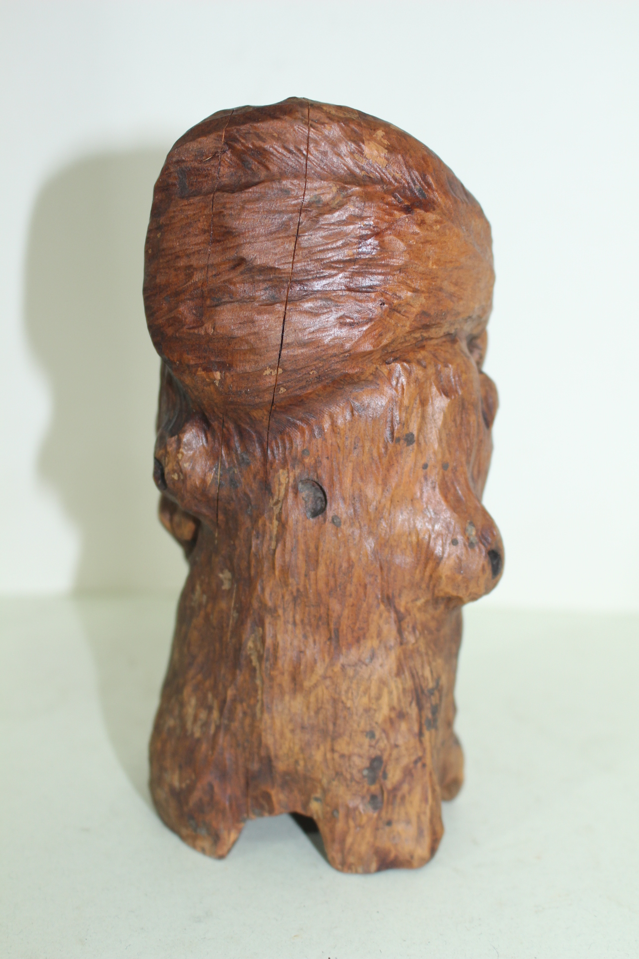 나무를 통으로 조각한 도인 조각상