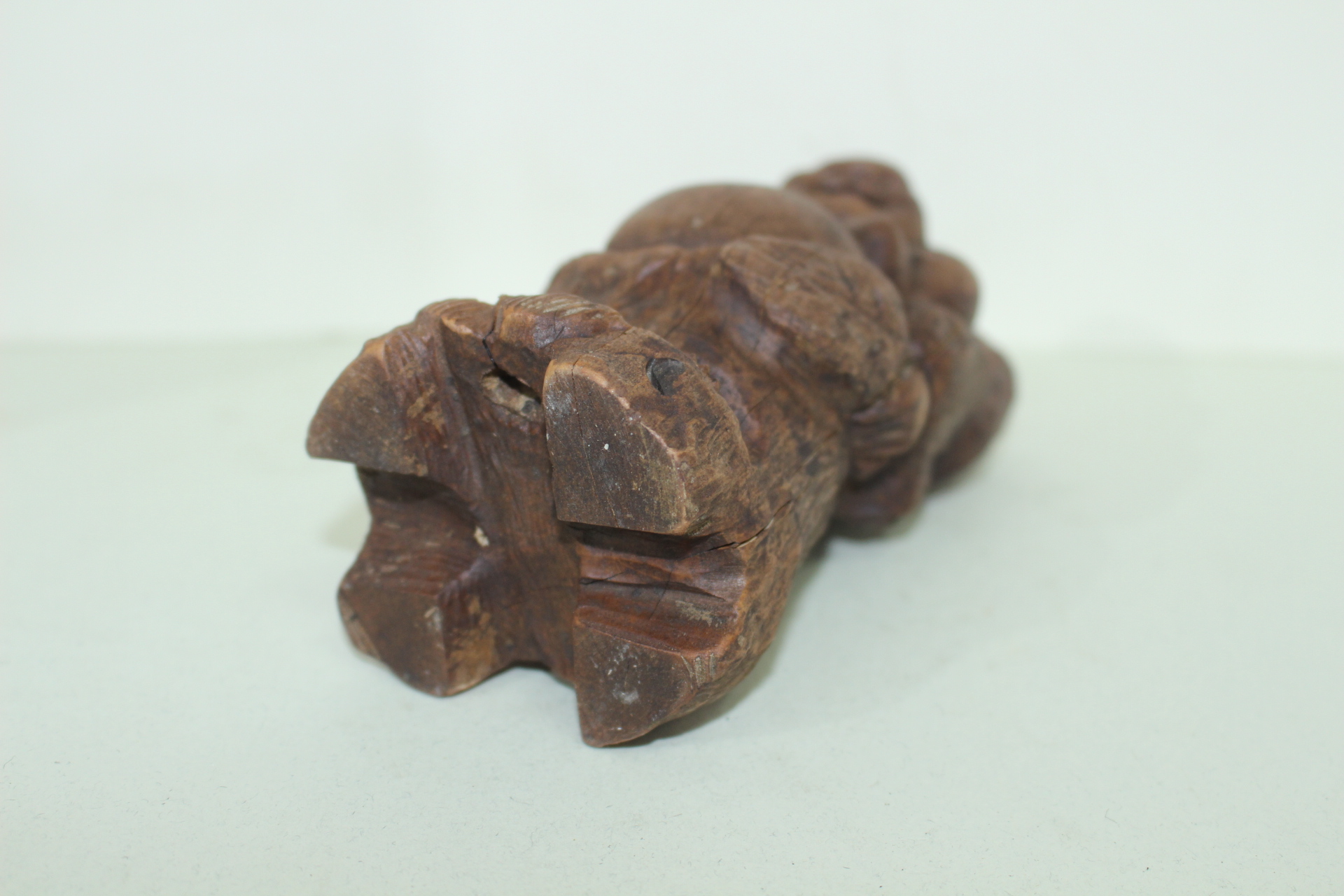 나무를 통으로 조각한 도인 조각상