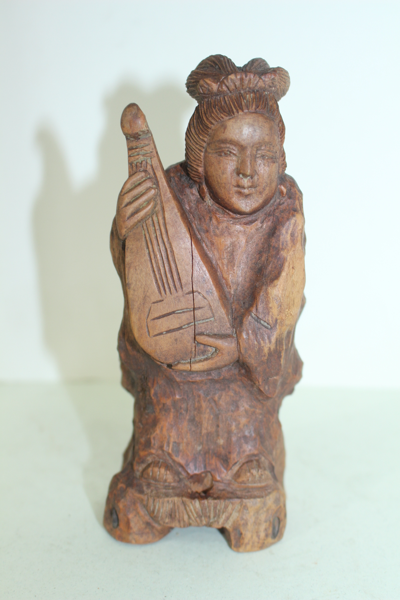 나무를 통으로 조각한 도인 조각상