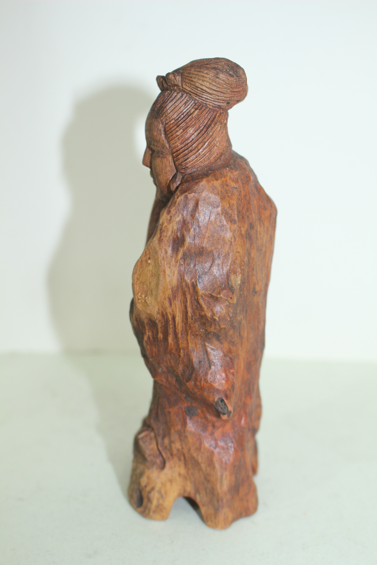 나무를 통으로 조각한 도인 조각상