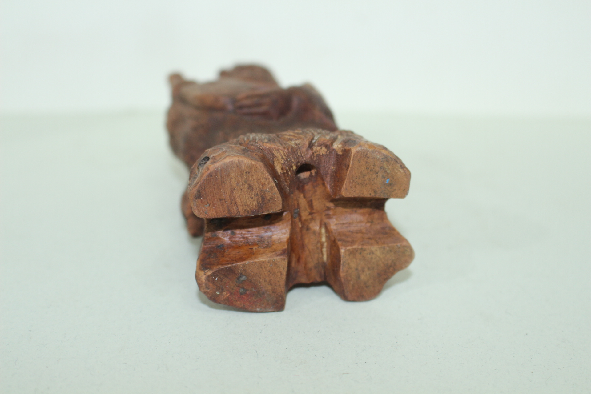 나무를 통으로 조각한 도인 조각상