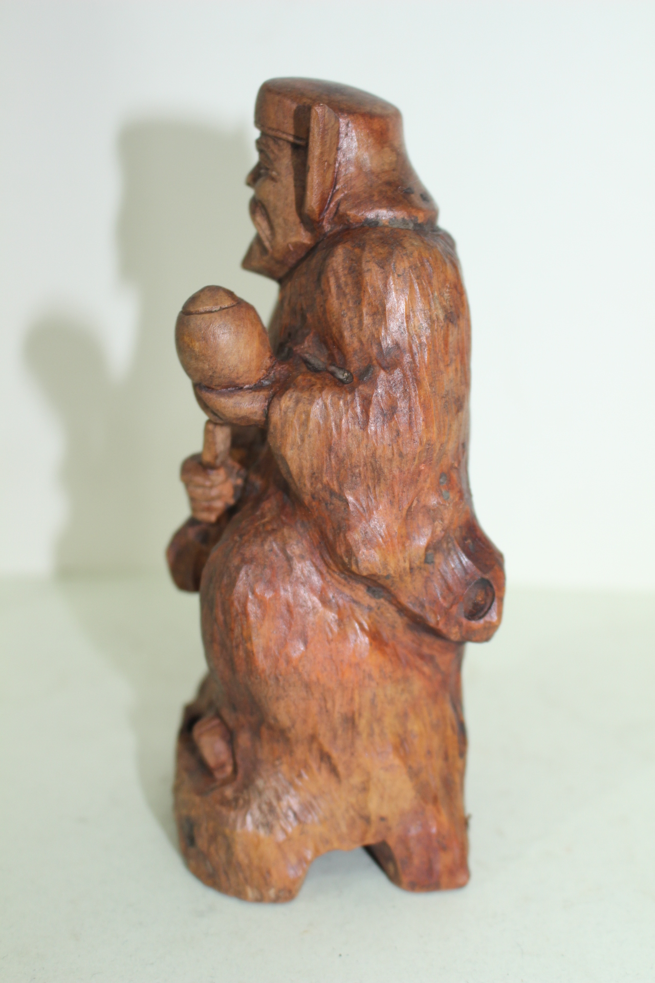 나무를 통으로 조각한 도인 조각상