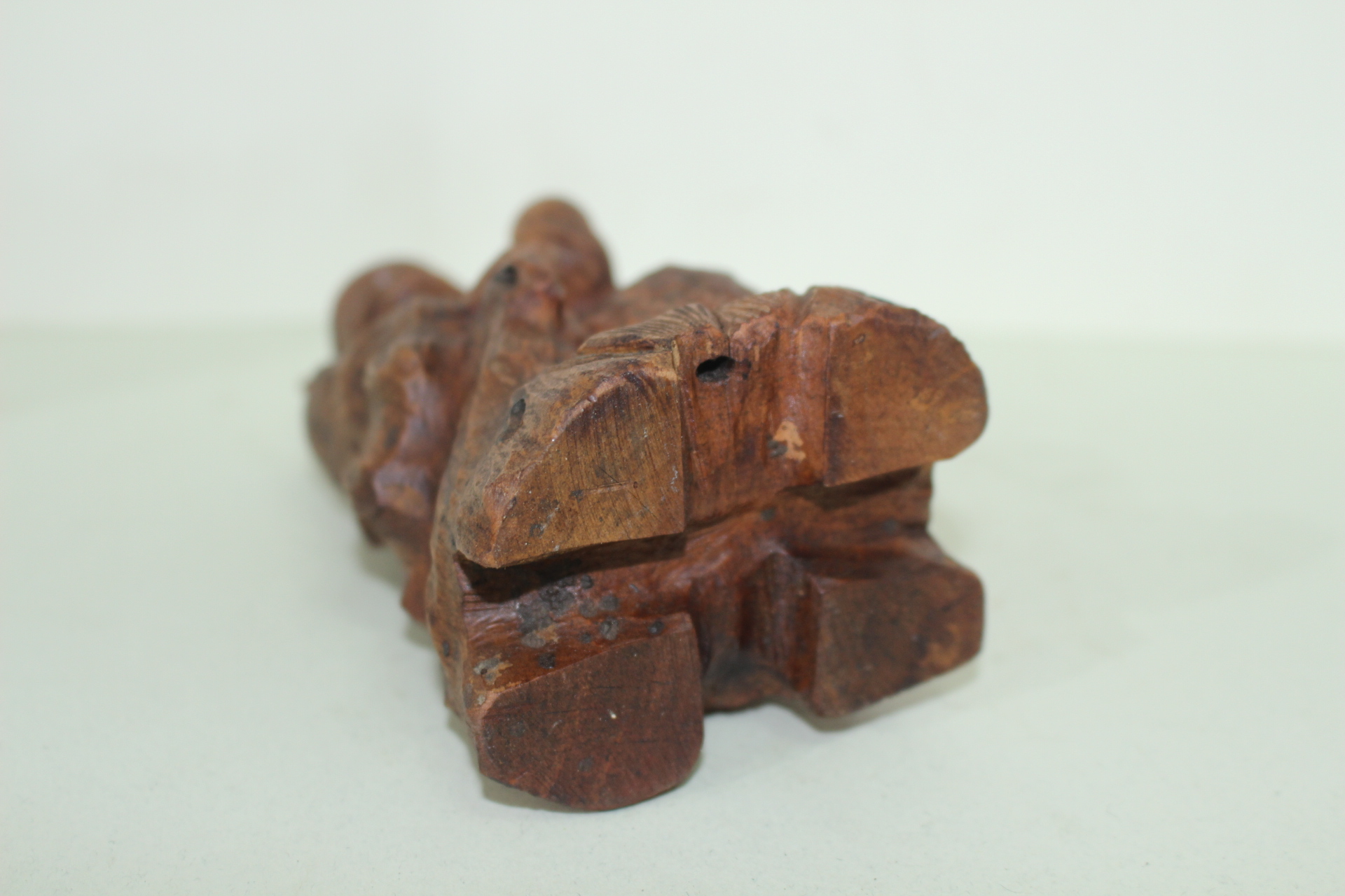 나무를 통으로 조각한 도인 조각상