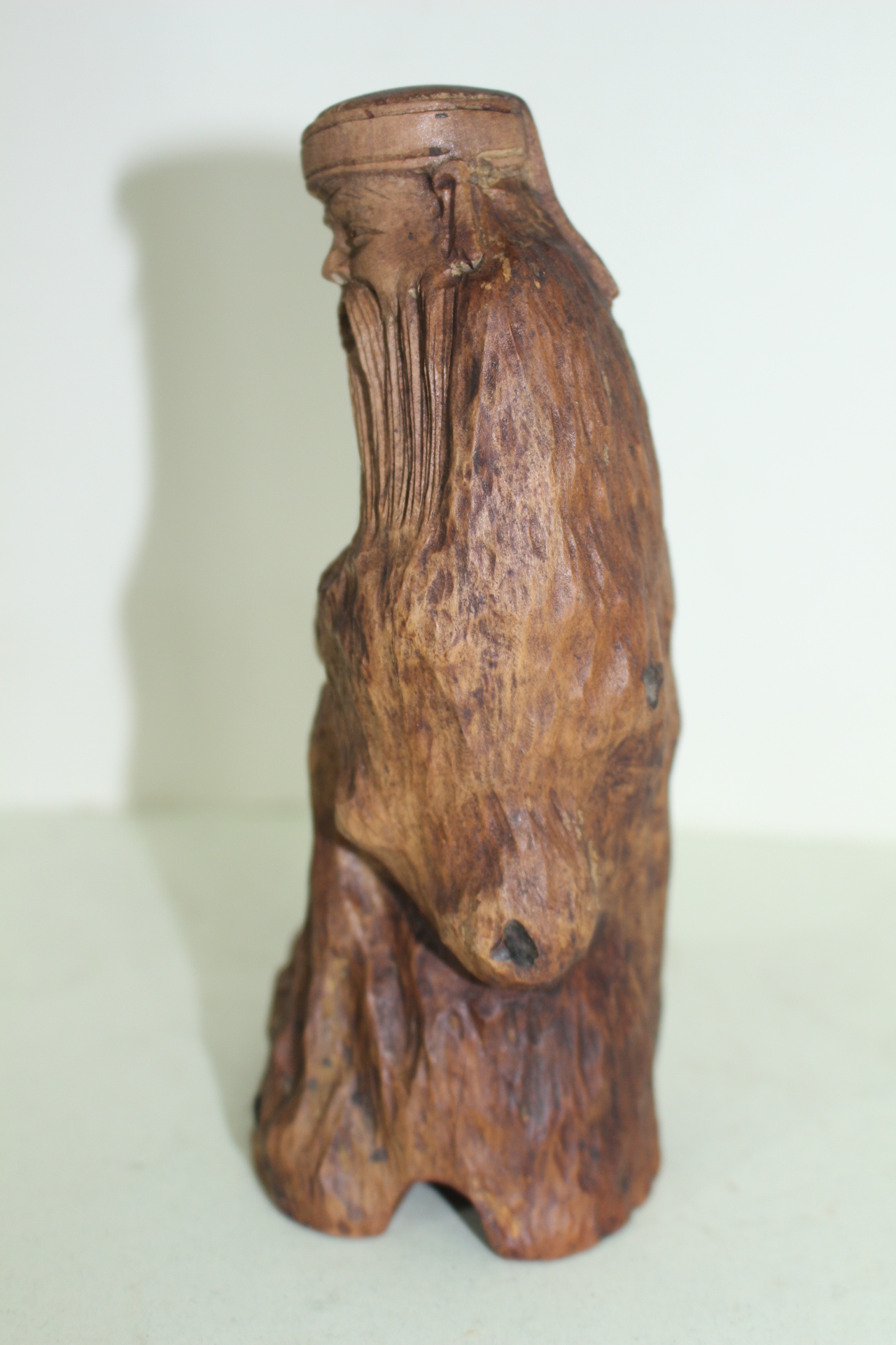 나무를 통으로 조각한 도인 조각상