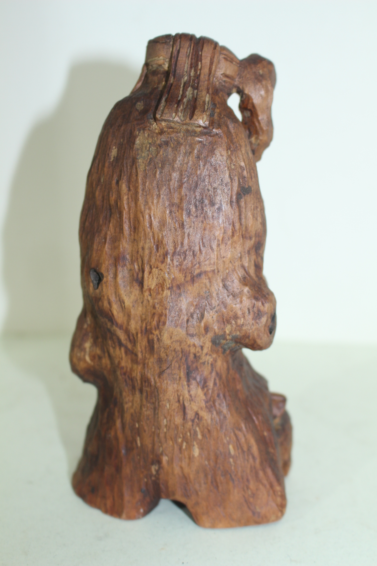 나무를 통으로 조각한 도인 조각상