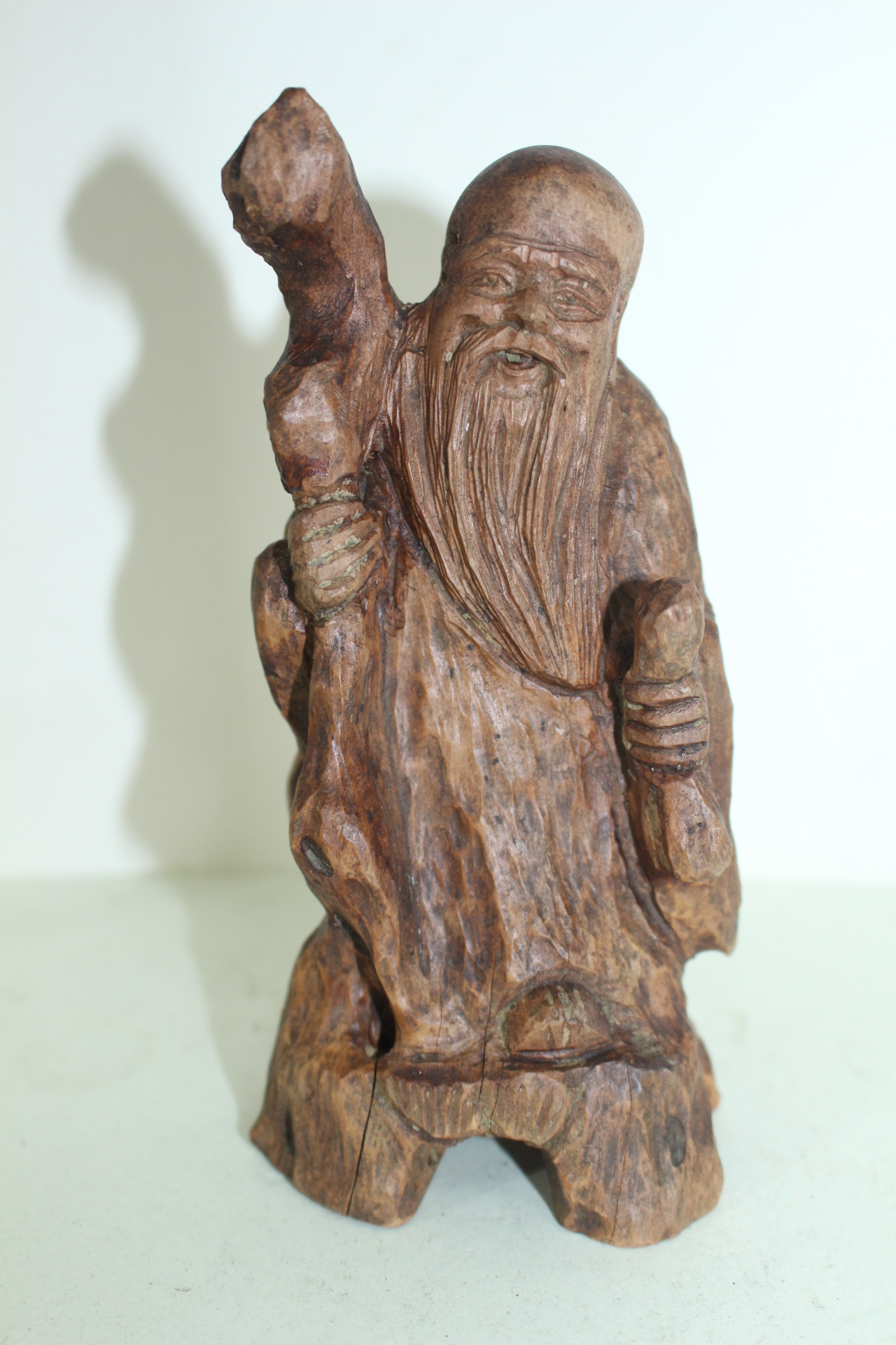 나무를 통으로 조각한 도인 조각상