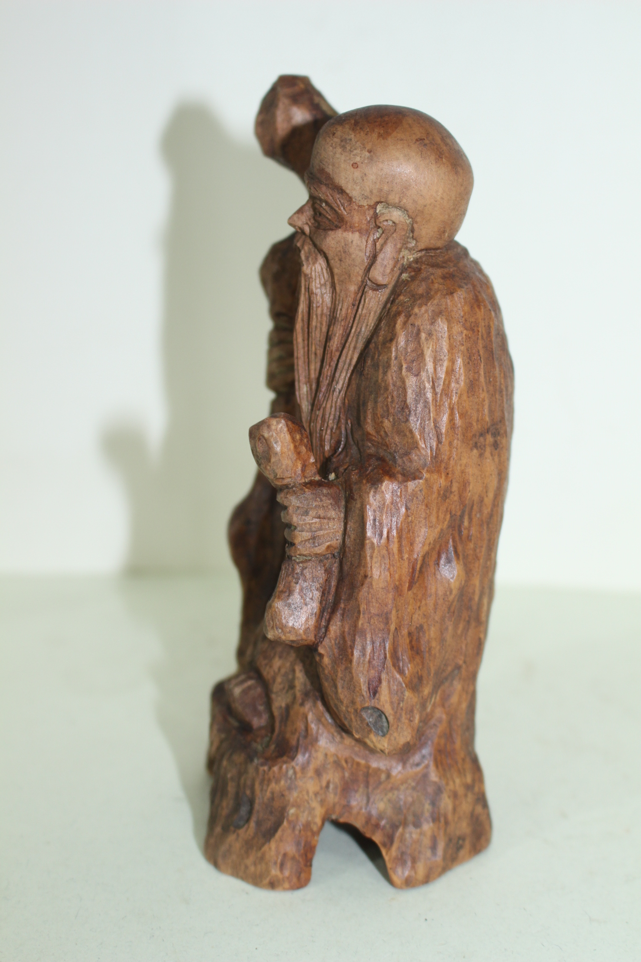 나무를 통으로 조각한 도인 조각상