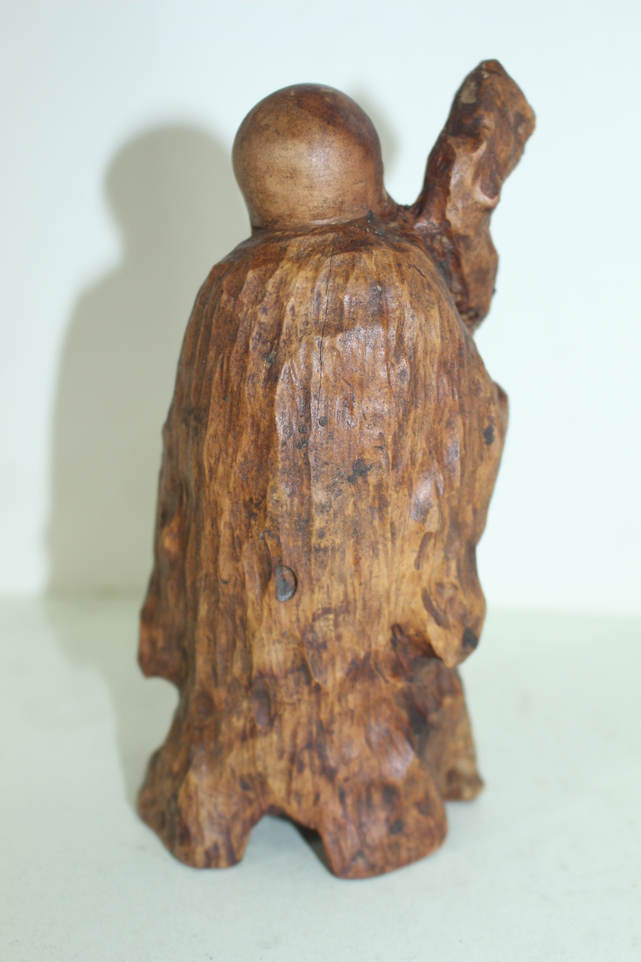 나무를 통으로 조각한 도인 조각상