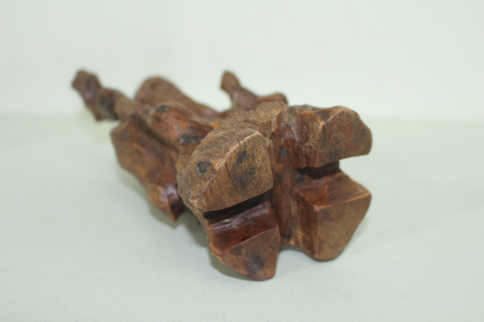 나무를 통으로 조각한 도인 조각상