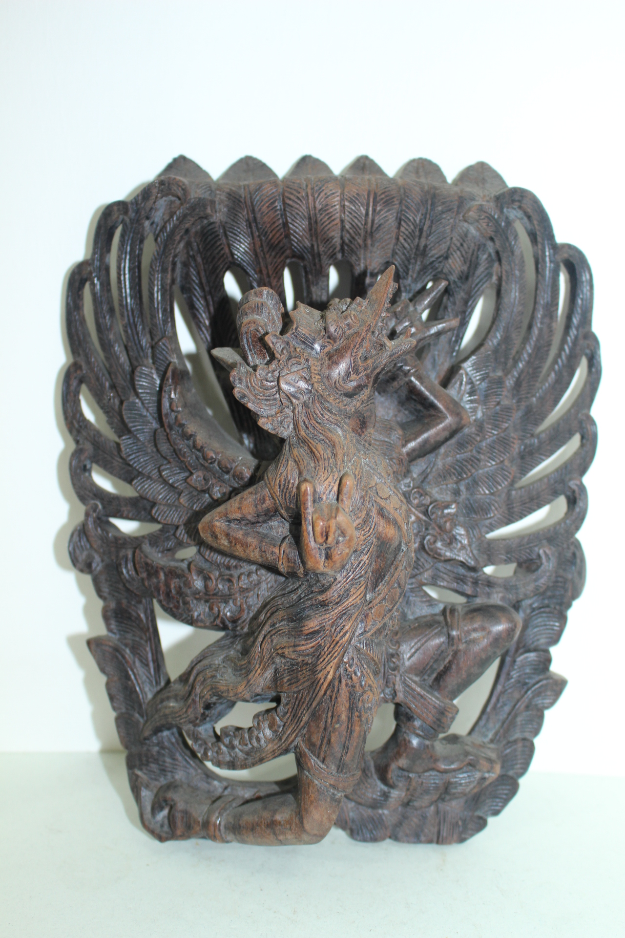 나무를 통으로조각한 귀마 조각상