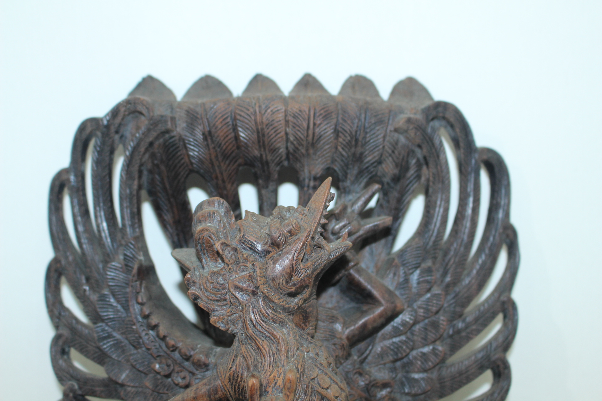 나무를 통으로조각한 귀마 조각상