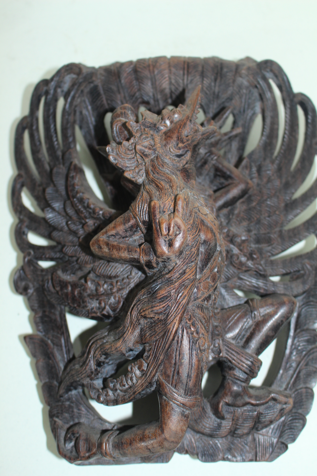 나무를 통으로조각한 귀마 조각상