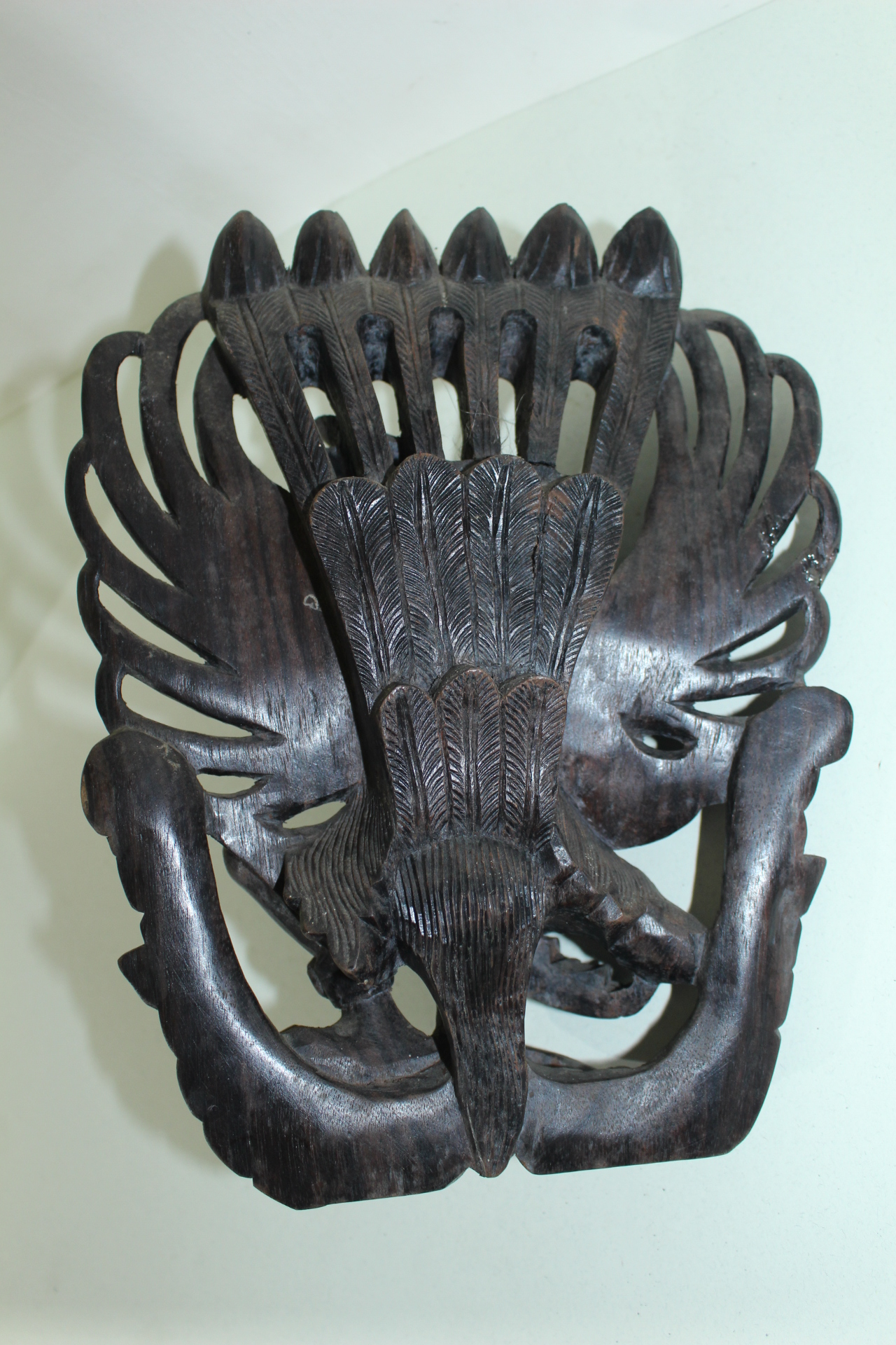 나무를 통으로조각한 귀마 조각상