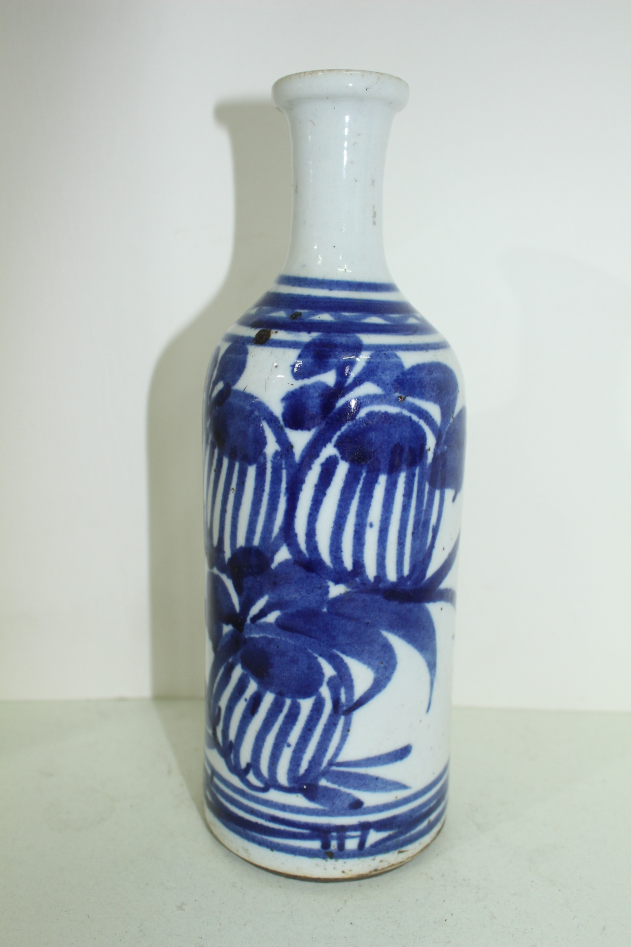 100년이상된 청화백자 화문 주병