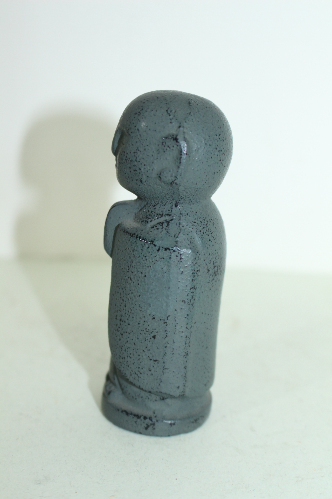 묵직한 무쇠통으로된 아기동자승 조각상