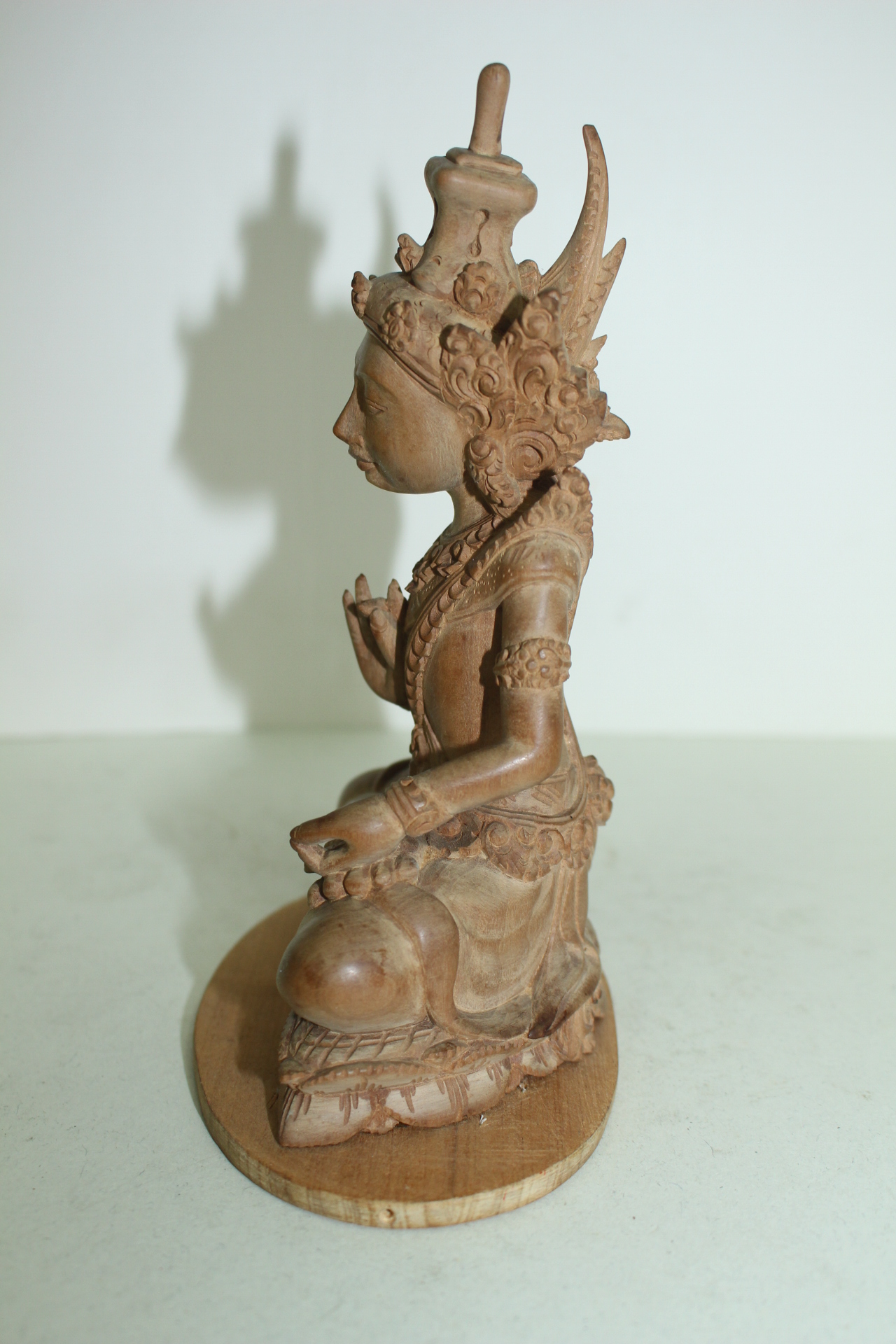 원목나무로된 동남아계통의 불상