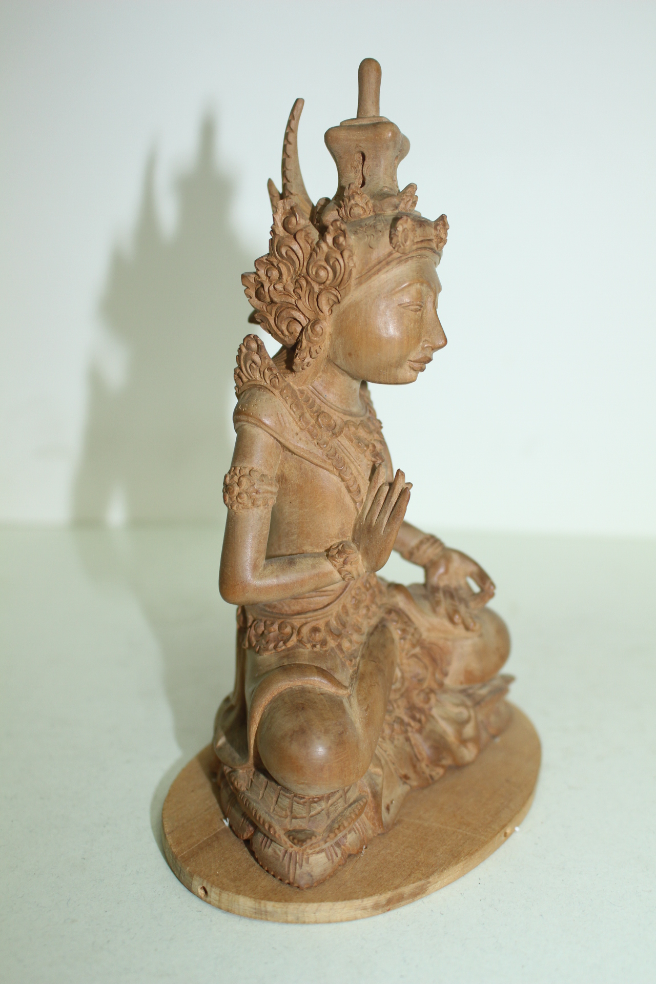 원목나무로된 동남아계통의 불상