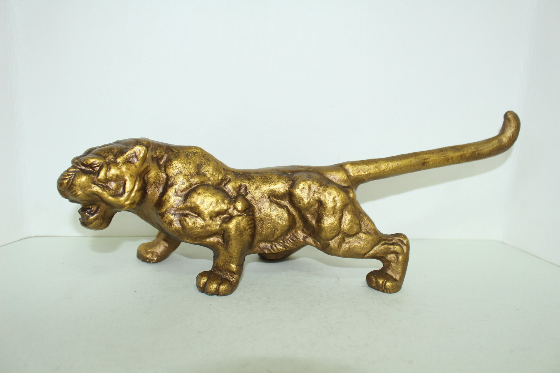 묵직한 무쇠로된 호랑이 조각상