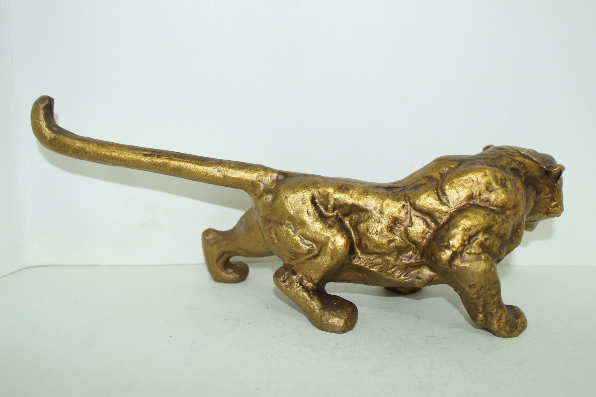 묵직한 무쇠로된 호랑이 조각상