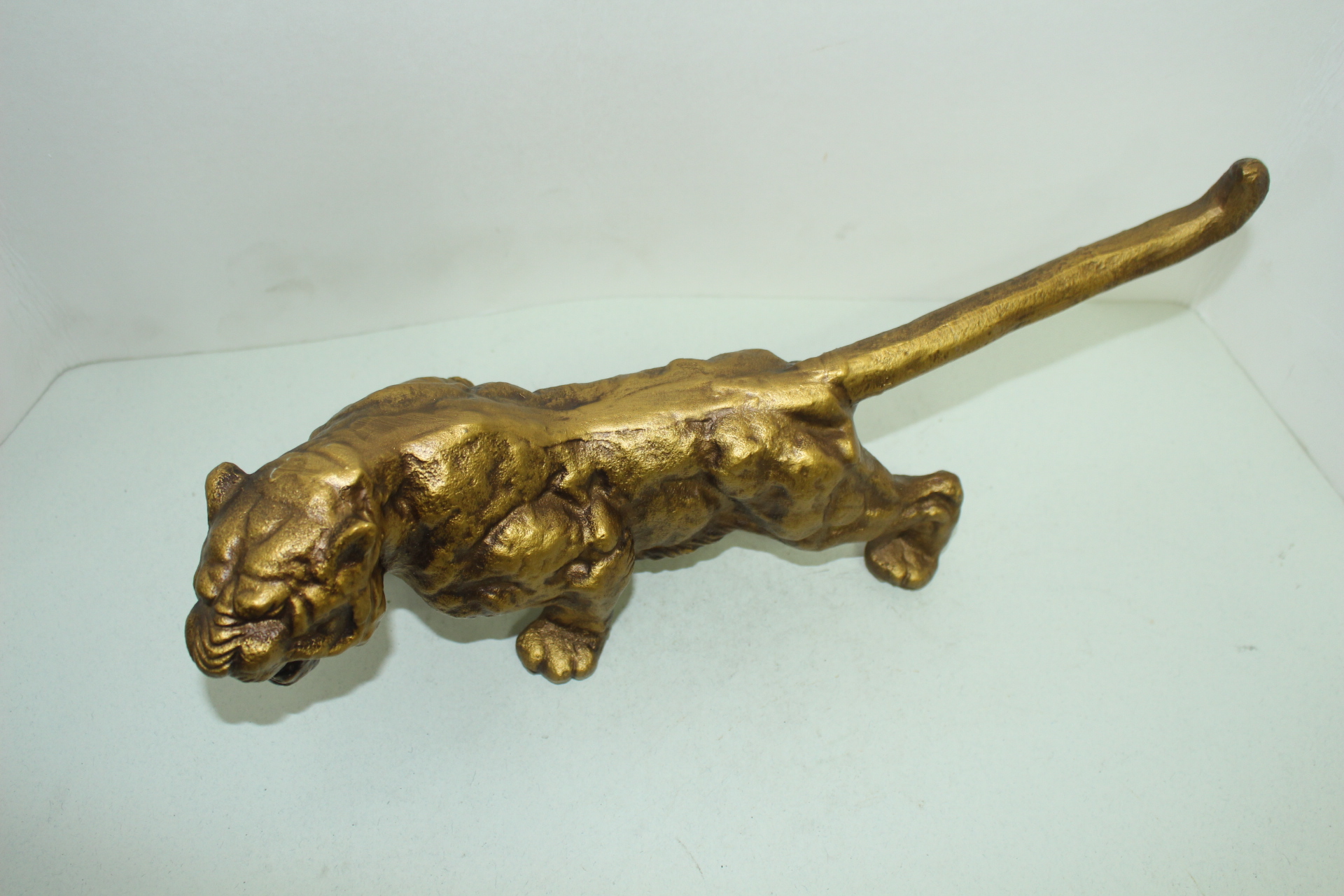 묵직한 무쇠로된 호랑이 조각상